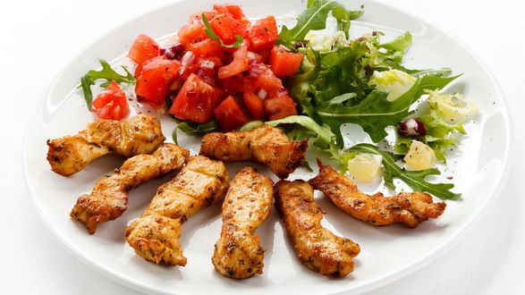 Обои на рабочий стол Тарелка с мясом и салатом