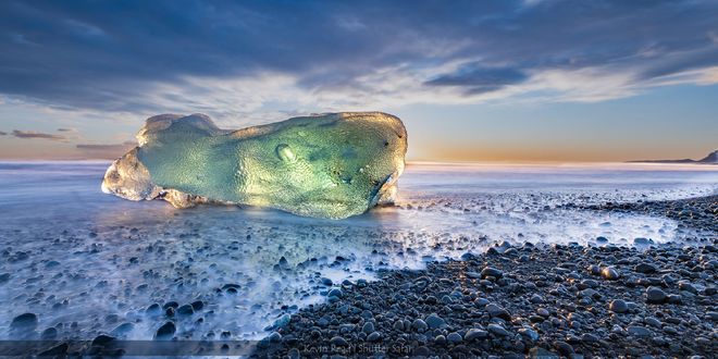 Обои на рабочий стол Кусок льда на берегу, фотограф Kevin Read