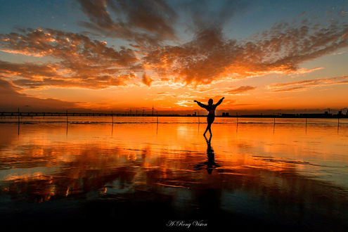 Обои на рабочий стол Девушка стоит на фоне заката над Восточно-Китайским морем