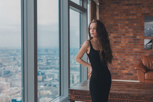 Обои на рабочий стол Модель Fenix Raya стоит у окна. Фотограф Daria Klepikova