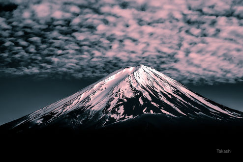 Обои на рабочий стол Гора Fuji / Фудзи, Япония под облачным небом. Фотограф Takashi