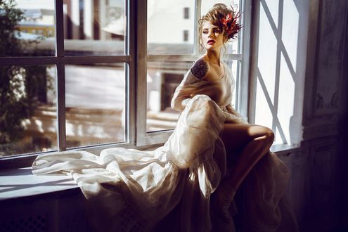 Обои на рабочий стол Модель Яна сидит на подоконнике окна. Фотограф Galina Tcivina