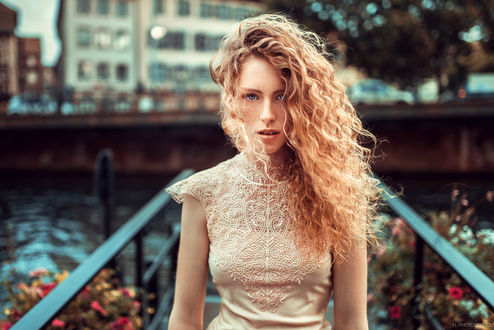 Обои на рабочий стол Модель Chloe стоит на мостике. Фотограф Lods Franck