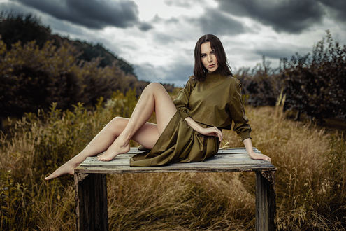 Обои на рабочий стол Модель Юля на дощатом столе. Фотограф Damian Piоrko