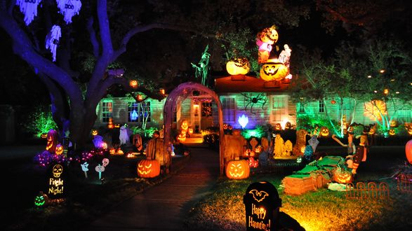 Обои на рабочий стол Дом украшен к Хэллоуину / Halloween, кругом стоят разной формы и размера светильники Джека
