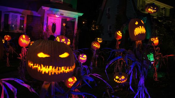 Обои на рабочий стол Светильники Джека у дома к Хэллоуину / Halloween