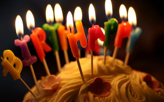 Обои на рабочий стол Праздничный торт с буквами-свечками happy birthday / с Днем рождения на темном фоне
