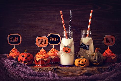 Обои на рабочий стол Угощения к Хэллоуину / Halloween- маленькие пироженки, молоко и тыковки в виде светильников Джека (Scary, Boo, Spooky)