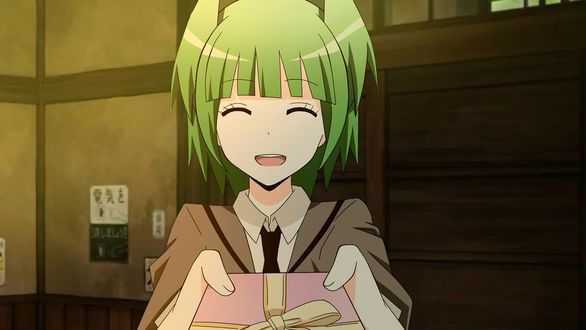 Обои на рабочий стол Каэдэ Каяно / Kaede Kayano из аниме Класс убийц / Ansatsu Kyoushitsu улыбается с подарком в руках