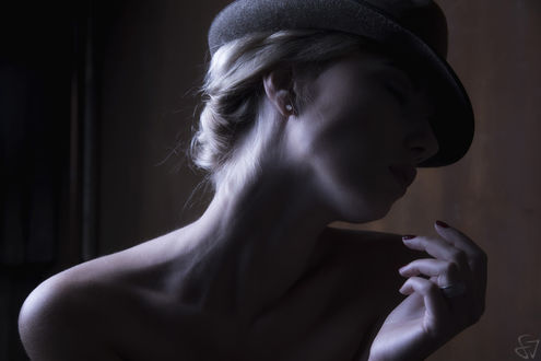 Обои на рабочий стол Модель Marina Nelson в фуражке. Фотограф Frank Verbreyt