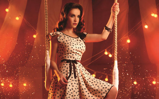 Обои на рабочий стол Певица Natalia Oreiro / Наталья Орейро на качелях под куполом цирка