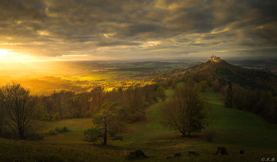 Обои на рабочий стол Впечатляющий замок в Германии Hohenzollern Castle / Гогенцоллерн, расположенный на окраине Swabian Alb / Швабского Альба. Фотограф Niko Benas