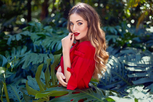 Обои на рабочий стол Модель Celia стоит в листве, фотограф Joanna Kustra