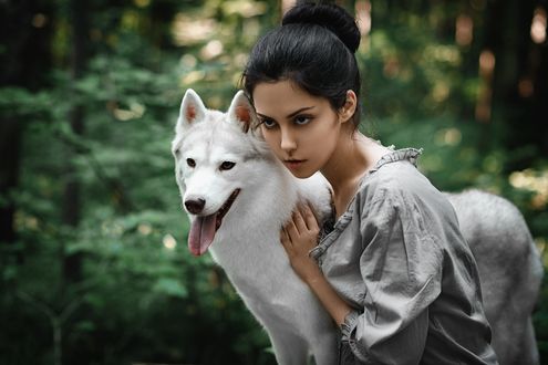 Обои на рабочий стол Модель Елена Штерн с хаски на природе, фотограф Антон Набатчиков