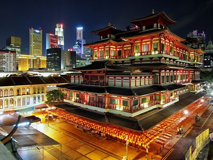 Обои на рабочий стол Ночной вид на Buddha tooth relic temple and Museum / Буддийский храм и музей, Singapore / Сингапур