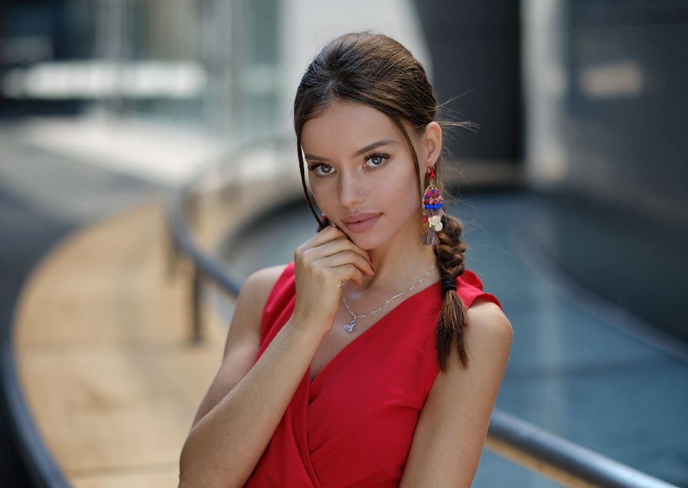 Обои для рабочего стола Модель Klaudia в красном платье стоит у здания, фотограф Andrzej Car