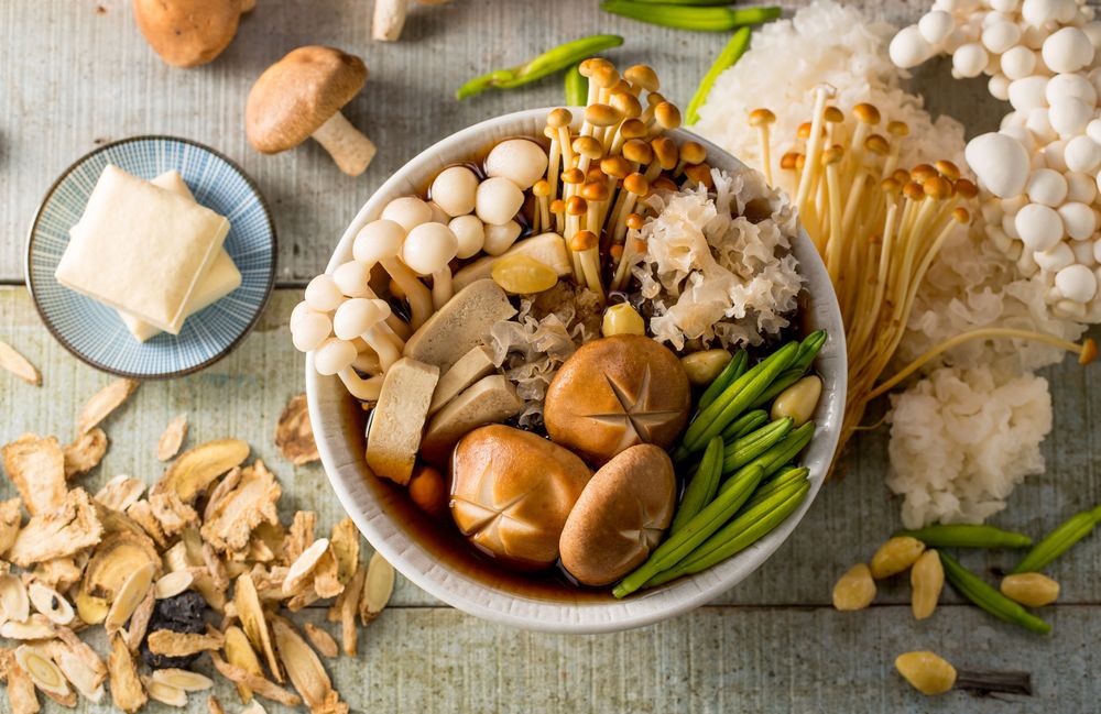 Обои для рабочего стола Японская кухня: миска с различными грибами, блюдце с тофу, шампиньоны и шиитаке