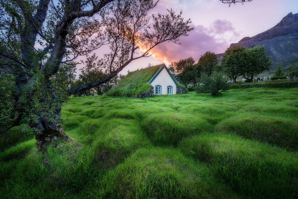 Обои для рабочего стола Hofskirkja Church Iceland / церковь Хофскиркья в Исландии на зеленом лугу. Фотограф Brent Goldman