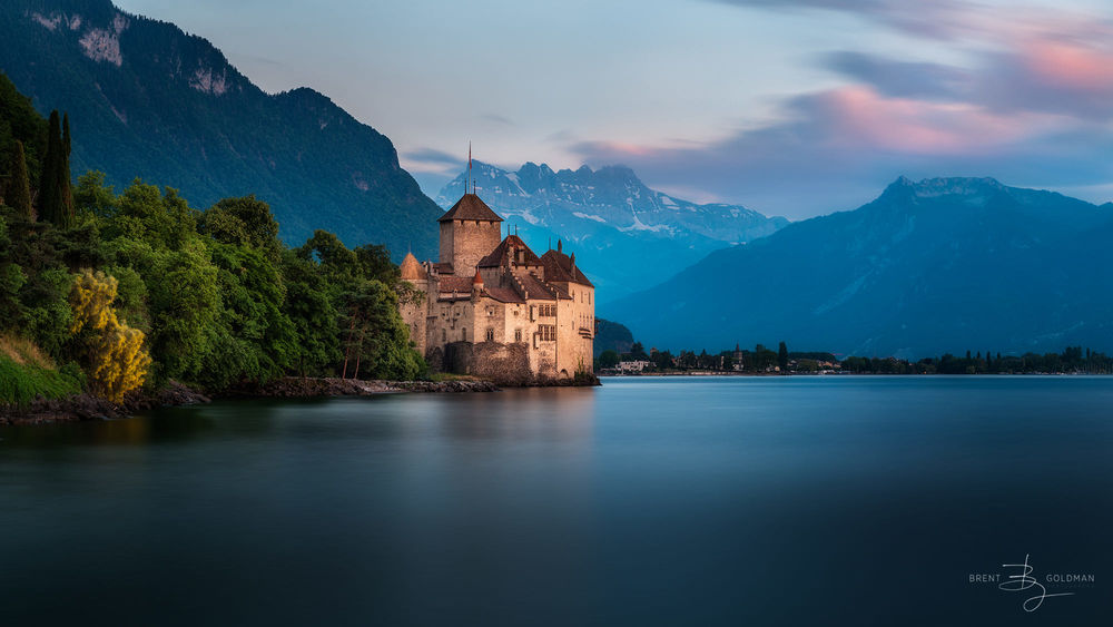 Обои для рабочего стола Замок Chillon на Женевском озере в Швейцарии / Lake Geneva in Switzerland. Фотограф Brent Goldman