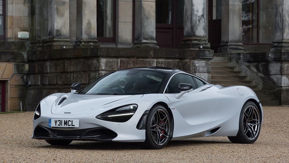 Обои для рабочего стола Авто McLaren 2017-18 720S Coupe Launch Edition перед зданием с колоннами