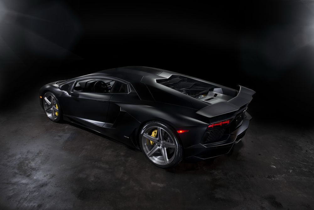 Обои для рабочего стола Черный Lamborghini Aventador на площадке