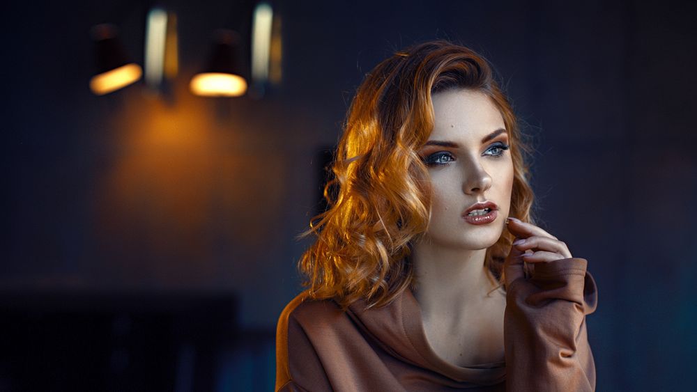 Обои для рабочего стола Модель Carla Sonre в комнате смотрит в сторону, фотограф Damian Piorko