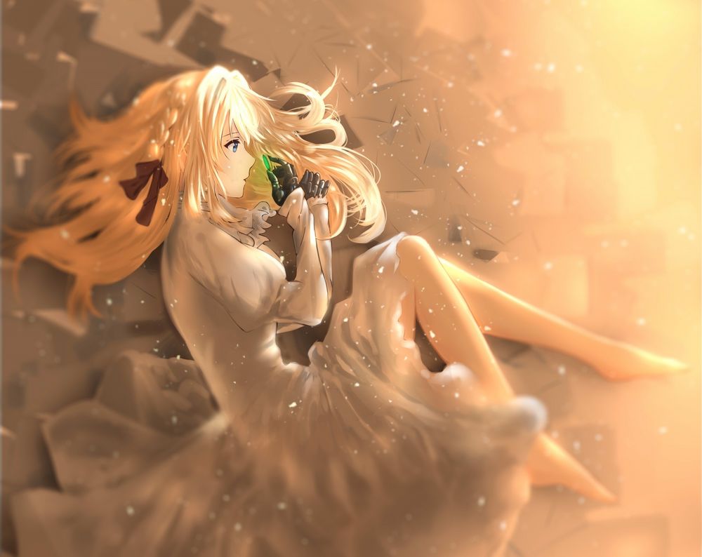 Обои для рабочего стола Violet Evergarden / Вайолет Эвергарден из одноименного аниме лежит со светящейся зеленой монетой в руке