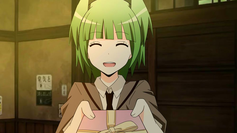 Обои для рабочего стола Каэдэ Каяно / Kaede Kayano из аниме Класс убийц / Ansatsu Kyoushitsu улыбается с подарком в руках