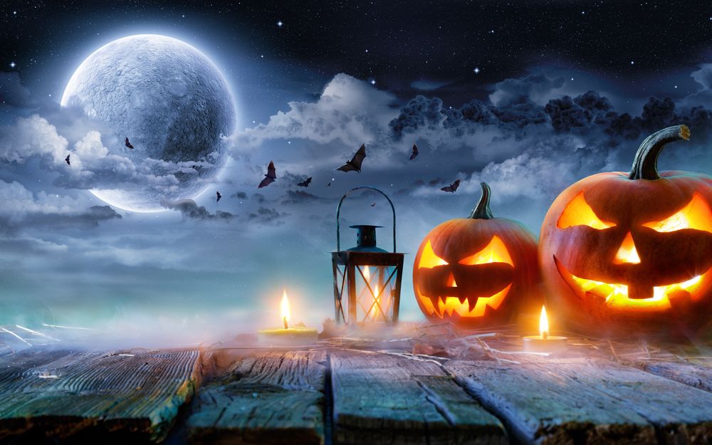 Обои для рабочего стола Два светильника Джека стоят у фонаря и свечи на фоне летучих мышей в ночном небе, которые слетаются на полную Луну в ночь Хэллоуина / Halloween