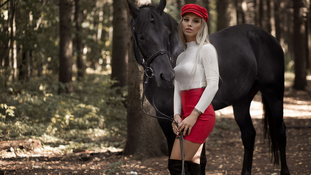 Обои для рабочего стола Красивая девушка с лошадью в лесу