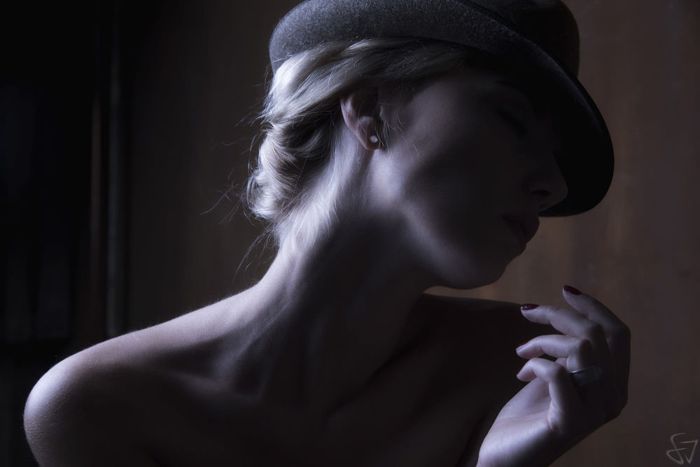 Обои для рабочего стола Модель Marina Nelson в фуражке. Фотограф Frank Verbreyt