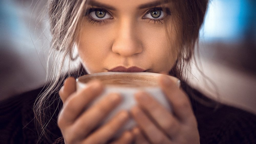 Обои для рабочего стола Девушка пьет кофе, фото Аnatoli Оskin