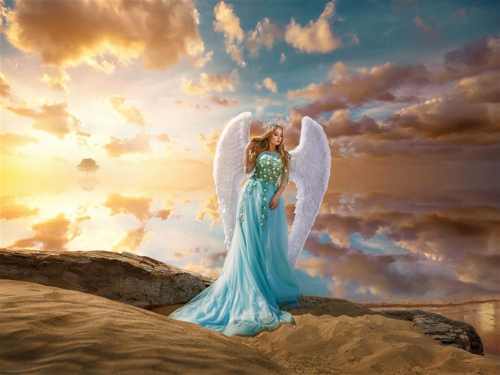Обои для рабочего стола Девушка в образе ангела стоит на фоне облаков