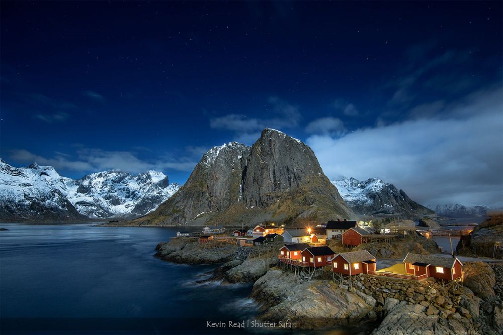 Обои для рабочего стола Бухта Рейне в ночи, Lofoten Islands, Norway / Лофотенские острова, Норвегия, фотограф Kevin Read