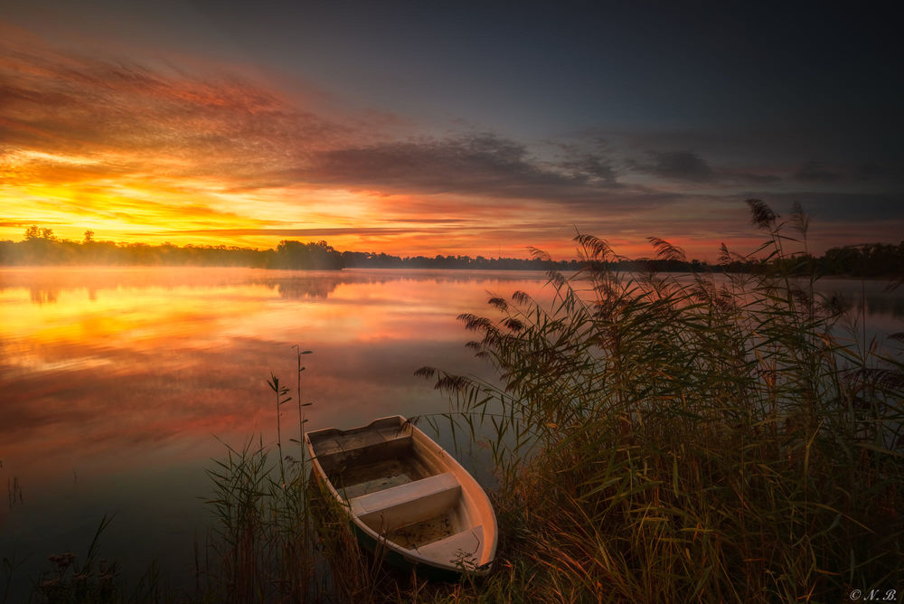 Обои для рабочего стола Лодка на воде у берега на рассвете, фотограф Niko Benas