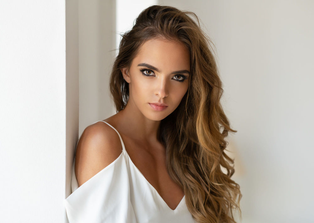 Обои для рабочего стола Девушка с длинными волосами, Фотограф Maxim Maximov