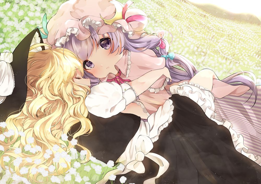 Обои для рабочего стола Patchouli Knowledge / Пачули Нолидж и Kirisame Marisa / Мариса Кирисаме лежат в обнимку на цветочном лугу, персонажи из серии компьютерных игр Touhou Project / Проект «Восток»