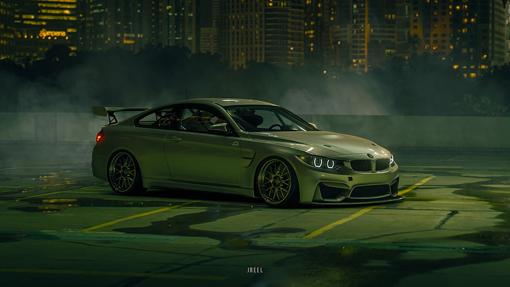 Обои для рабочего стола BMW M4 в ночном городе из игры Gran Turismo Sport, by JREEL