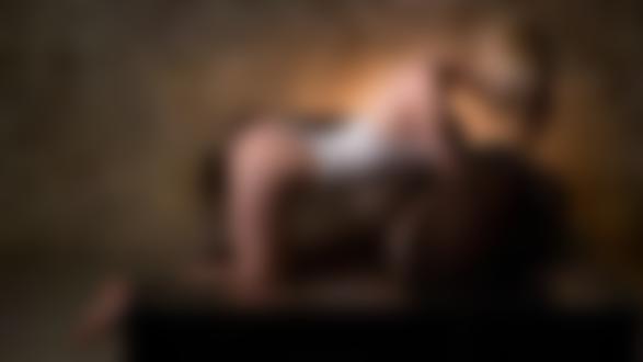 Обои для рабочего стола Стройная блондинка в нижнем белье позирует, стоя на коленях на диване в помещении. Фотограф Владимир Николаев