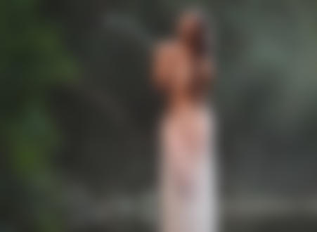 Обои на рабочий стол Полуобнаженная девушка стоит на размытом фоне природы, фотограф Евгений Лоза