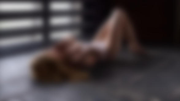 Обои для рабочего стола Девушка лежит на полу, фотограф Максим Романов
