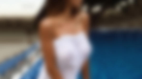 Обои на рабочий стол Модель Viki Odintcova / Виктория Одинцова стоит на фоне воды