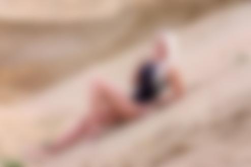 Обои для рабочего стола Девушка-блондинка в купальнике на песке. Фотограф Ati Szabо