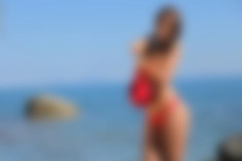 Обои для рабочего стола Модель Juliette в красном купальнике на фоне моря