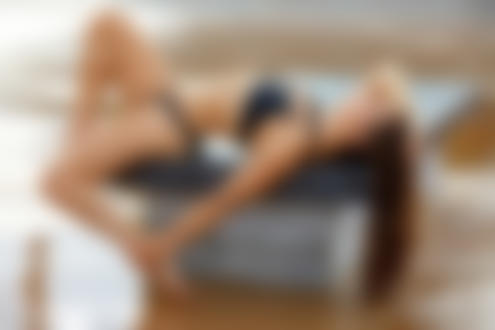 Обои для рабочего стола Модель Aly Raisman в купальнике лежит на бетонной тумбе, by James Macari