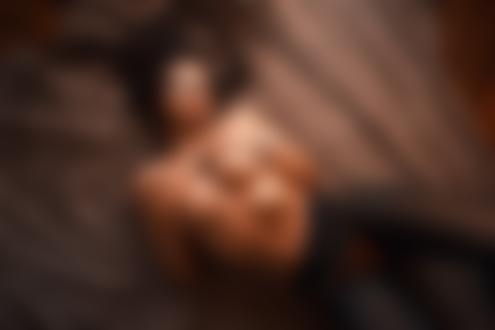 Обои на рабочий стол Модель Катя в очках прикрыла грудь руками. Фотограф Ura Pechen