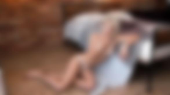 Обои на рабочий стол Блондинка в нижнем белье сидит на полу у кровати