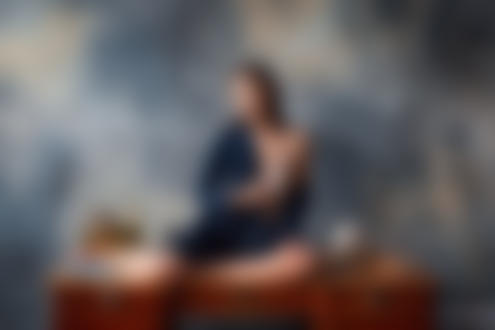Обои для рабочего стола Модель Ярослава сидит на столе. Фотограф Бармина Анастасия