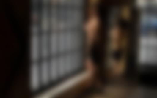 Обои для рабочего стола Полуобнаженная модель Стася Шпиц в приспущенном нижнем белье позирует, стоя у окна в помещении, фотограф Шабурова Лиза