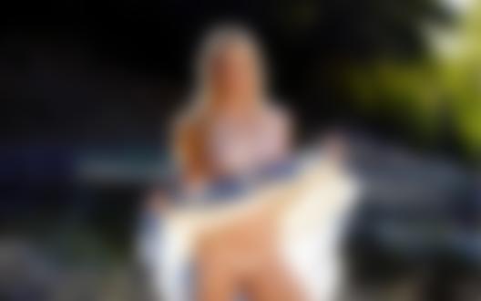 Обои на рабочий стол Симпатичная полуобнаженная модель Samantha Rone позирует, стоя на размытом фоне природы